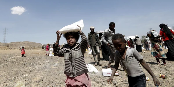 Pachete cu alimente pentru stramutatii razboiului din Yemen FOTO EPA-EFE