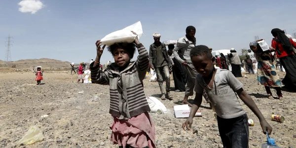 Pachete cu alimente pentru stramutatii razboiului din Yemen FOTO EPA-EFE