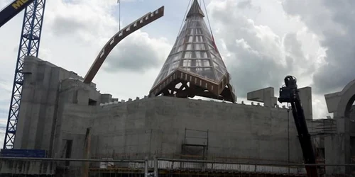 S-a ridicat turnul central pe noua biserică reformată din Timişoara FOTO Ş.Both