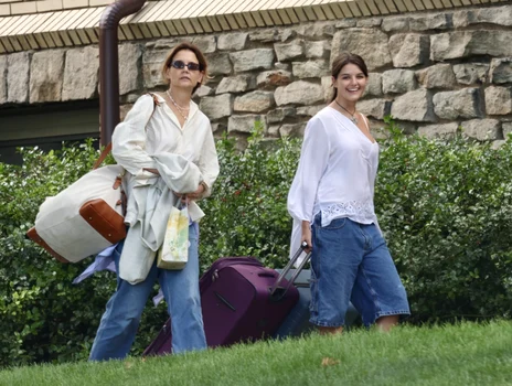 Suri Cruise și Katie Holmes, în campusul universitar