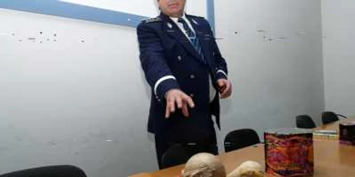 Inspectorul principal Florinel Lupu a prezentat toate tipurile de obiecte pirotehnice. Foto Alex Policală