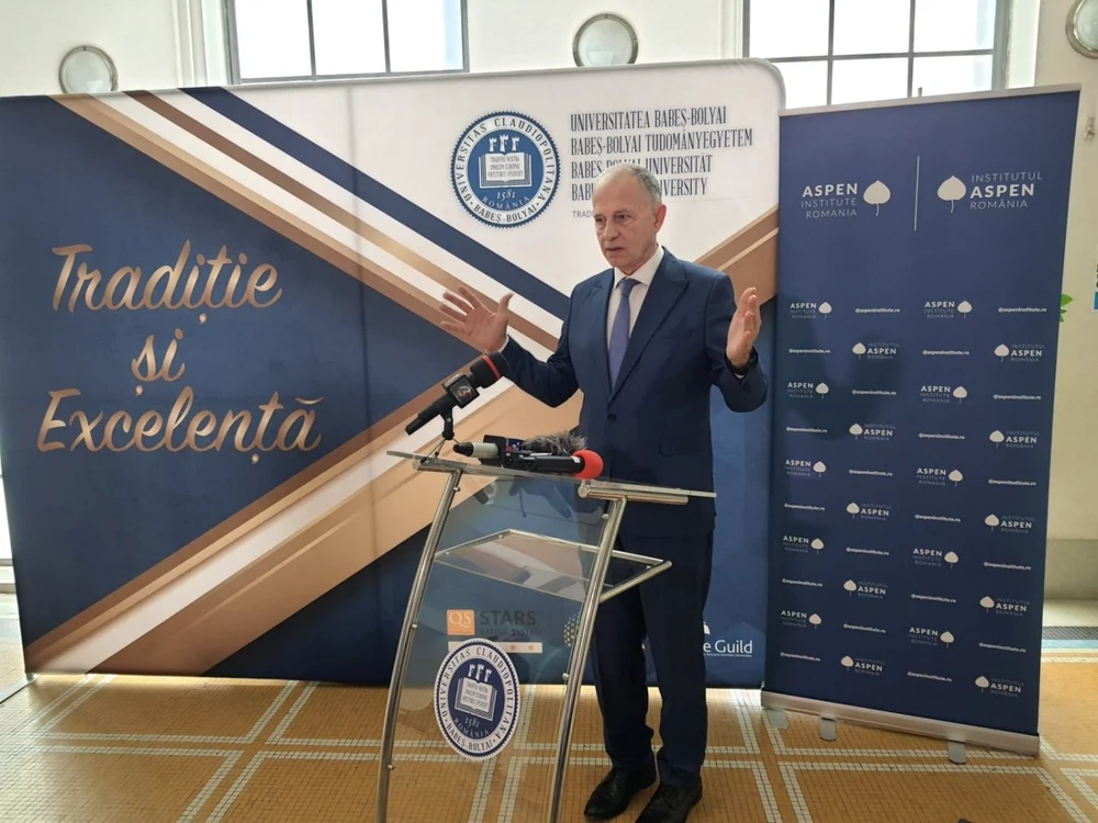 Mircea Geoană a vorbit la UBB despre rolul NATO în modernizarea României. FOTO: Remus Florescu