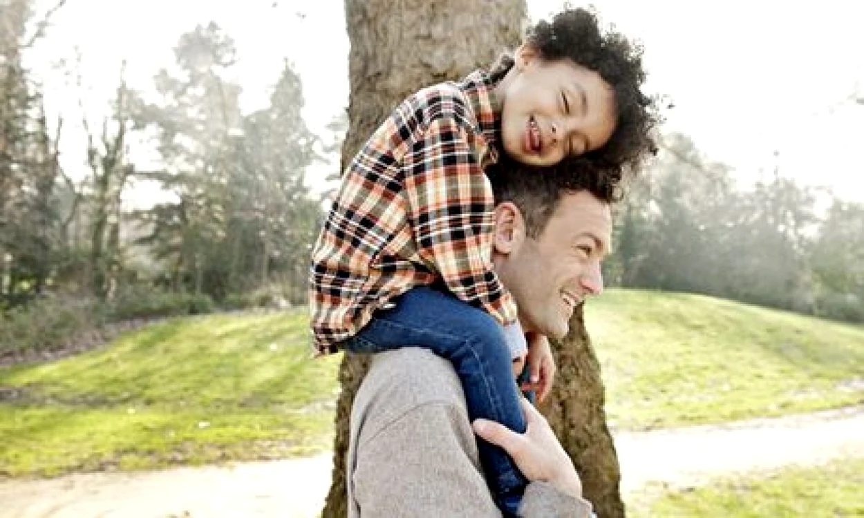 Jackson, pe umerii tatălui său, Benjamin, în continuarea vieţii fără mama FOTOGRAFII The Guardian