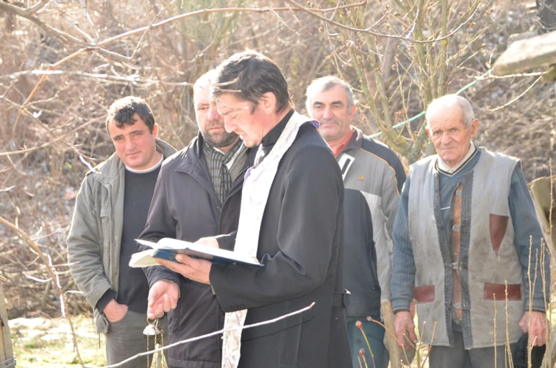 Bătrânii satului îşi amintesc de botezul viilor care se practica înainte de constituirea CAP-urilor Foto: Valeru Ciurea