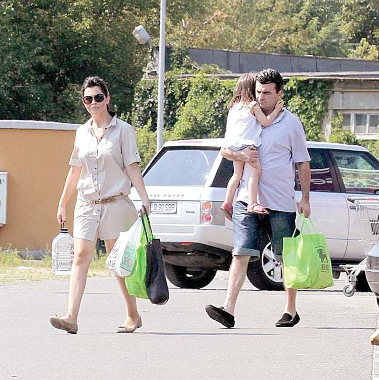 Familia Pătruleasa-Ivanof a fost surprinsă la cumpărături