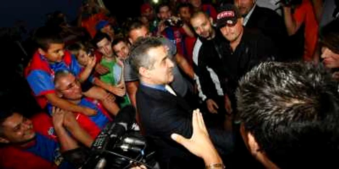 Becali, înconjurat de fani