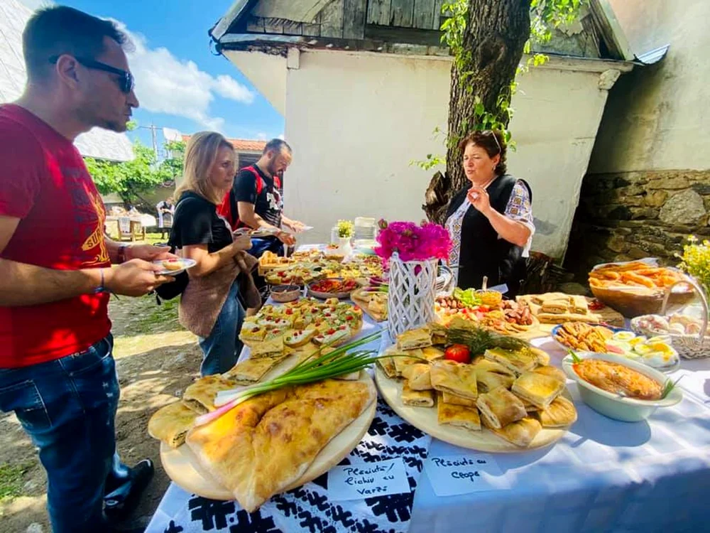 Gastronomia din Mărginimea Sibiului celebra plăcintă Vărzar din Rășinari Foto Rășinari Travel