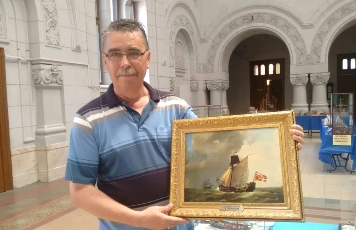 Romeo Andrei recreează navele şi pe pânza de pictură.Foto: Oana Cernat