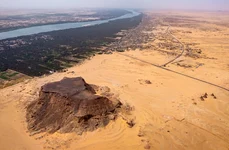 Jebel Barkal (orașul antic Napata), un sit al Patrimoniului Mondial UNESCO din nordul Sudanului, cu Nilul și câmpia sa inundabilă în fundal, privit spre sud-vest (© Sami Elamin (2026), Jebel Barkal Archaeological Project / University of Michigan)