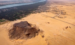 Jebel Barkal (orașul antic Napata), un sit al Patrimoniului Mondial UNESCO din nordul Sudanului, cu Nilul și câmpia sa inundabilă în fundal, privit spre sud-vest (© Sami Elamin (2026), Jebel Barkal Archaeological Project / University of Michigan)