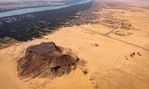 Jebel Barkal (orașul antic Napata), un sit al Patrimoniului Mondial UNESCO din nordul Sudanului, cu Nilul și câmpia sa inundabilă în fundal, privit spre sud-vest (© Sami Elamin (2026), Jebel Barkal Archaeological Project / University of Michigan)
