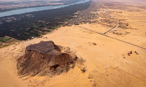 Jebel Barkal (orașul antic Napata), un sit al Patrimoniului Mondial UNESCO din nordul Sudanului, cu Nilul și câmpia sa inundabilă în fundal, privit spre sud-vest (© Sami Elamin (2026), Jebel Barkal Archaeological Project / University of Michigan)