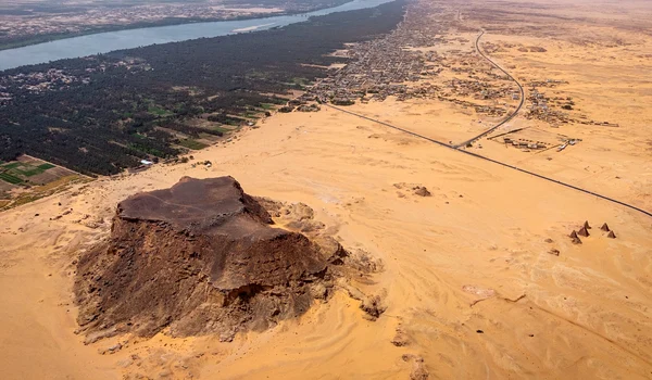 Jebel Barkal (orașul antic Napata), un sit al Patrimoniului Mondial UNESCO din nordul Sudanului, cu Nilul și câmpia sa inundabilă în fundal, privit spre sud-vest (© Sami Elamin (2026), Jebel Barkal Archaeological Project / University of Michigan)
