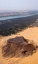 Jebel Barkal (orașul antic Napata), un sit al Patrimoniului Mondial UNESCO din nordul Sudanului, cu Nilul și câmpia sa inundabilă în fundal, privit spre sud-vest (© Sami Elamin (2026), Jebel Barkal Archaeological Project / University of Michigan)