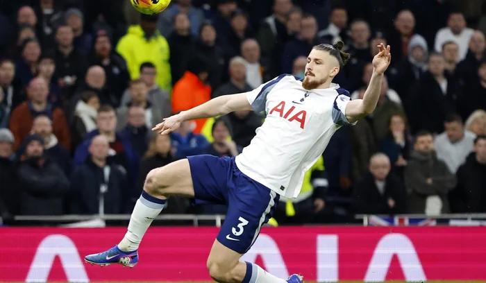 Radu Drăgușin lipsește de pe teren cinci zile (FOTO: EPA)