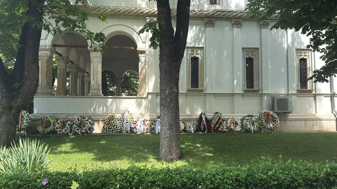 Coroane de flori aduse de cei care au venit să-i aducă un ultim omagiu FOTO Adevărul / Maria Dinu 