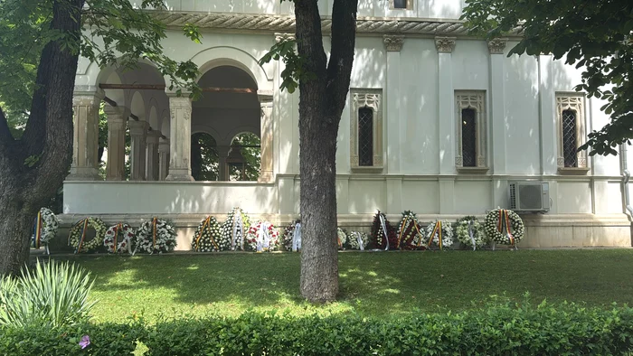 Coroane de flori aduse de cei care au venit să-i aducă un ultim omagiu FOTO Adevărul / Maria Dinu