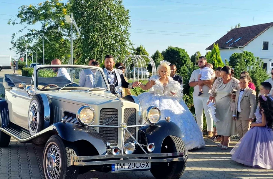 Mirii au ajuns la sală cu o mașină de epocă FOTO Claudia Untaru