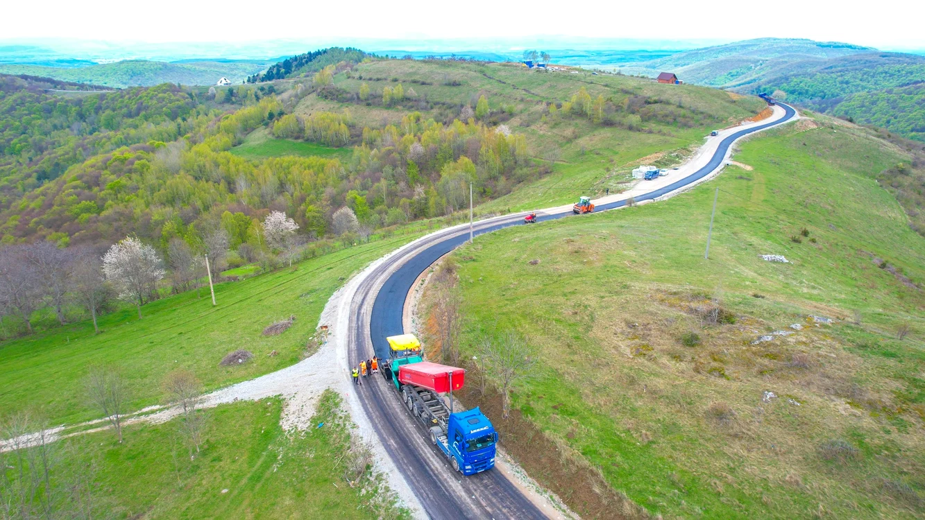 Se lucrează cu 1.000 de tone de asfalt pe zi FOTO Fcaebook/ Județul Alba