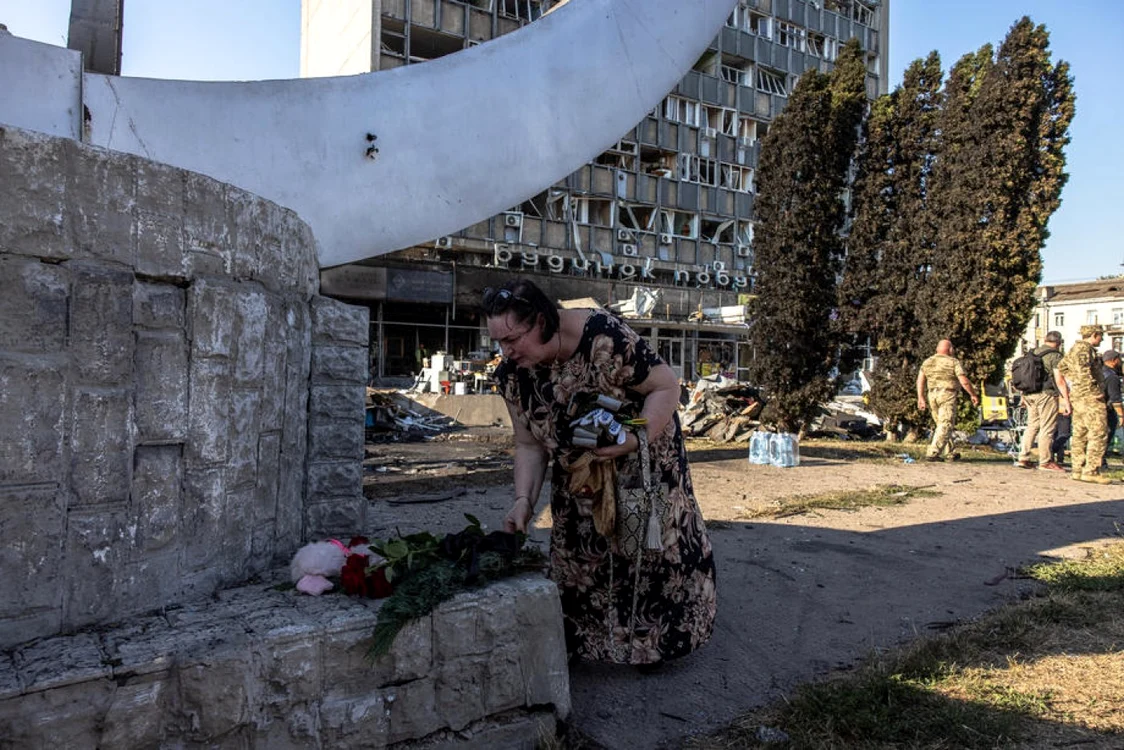 O femeie pune flori pentru victimele atacului din Viniţa / Foto EPA EFE