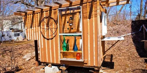 Casă realizată din obiecte aruncate 