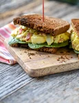 Sendvis salata de oua  Sursa foto shutterstock 712653433 jpg