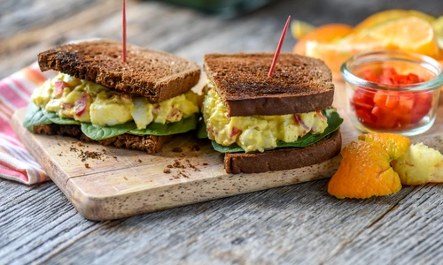 Sendvis salata de oua  Sursa foto shutterstock 712653433 jpg