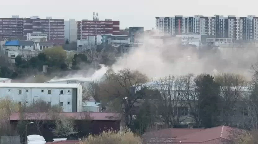 Incendiu devastator în Constanța: flăcările au cuprins un întreg bloc din cartierul social Henri Coandă, proiectul lui Mazăre. Planul roșu, activat