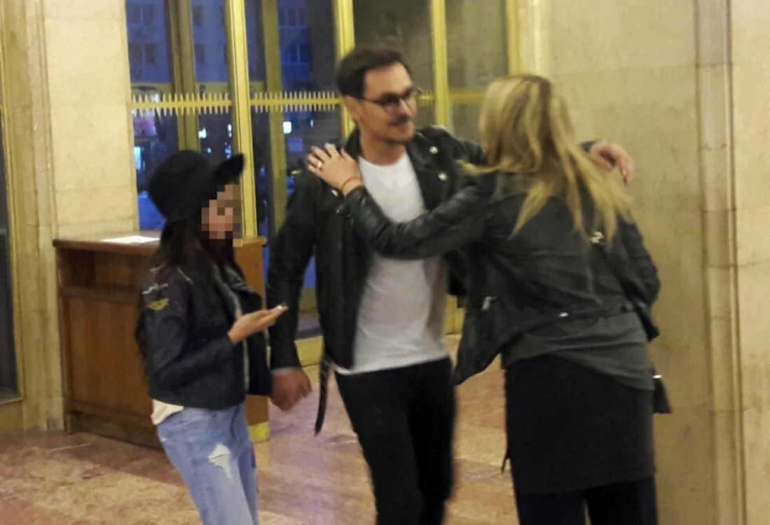 
    Răzvan Simion şi Ianca au salutat o prietenă de familie înainte să intre la concertul DelieiFoto: Gheorghe Chelu  