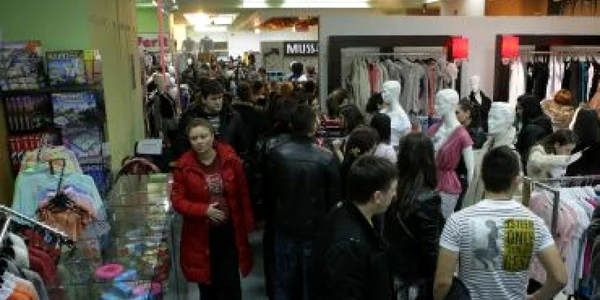 Craiovenii aproape că s-au călcat în picioare pentru hainele la reducere