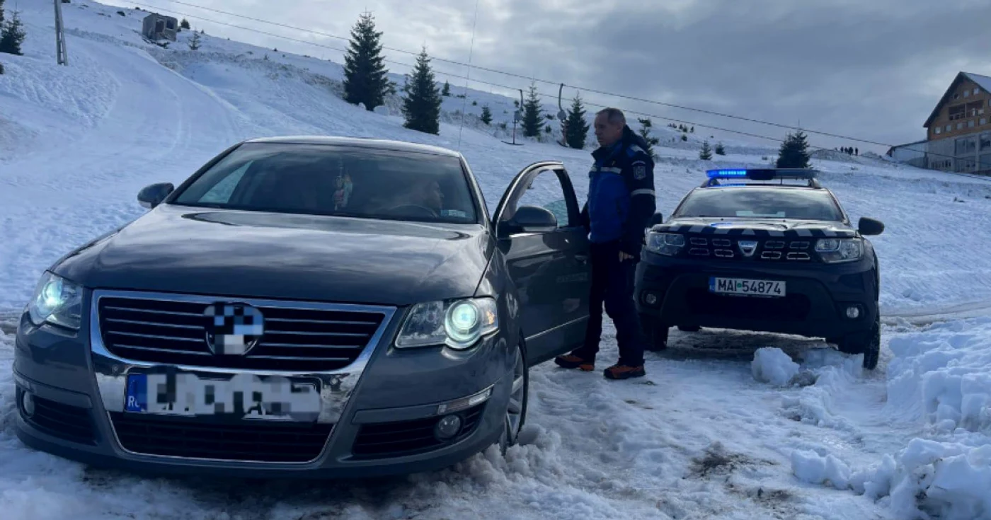 Turistul care a intrat cu mașina pe pârtie Foto: Facebook