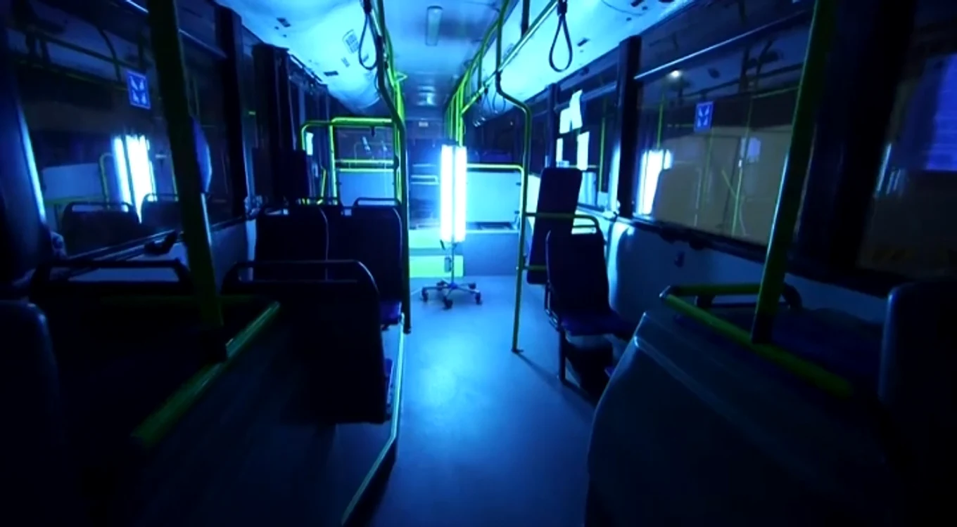 
    Acest aparat cu ultraviolete dezinfectează de ieri seară autobuzele din Deva Fotografii: Societatea de Transport Local Deva  