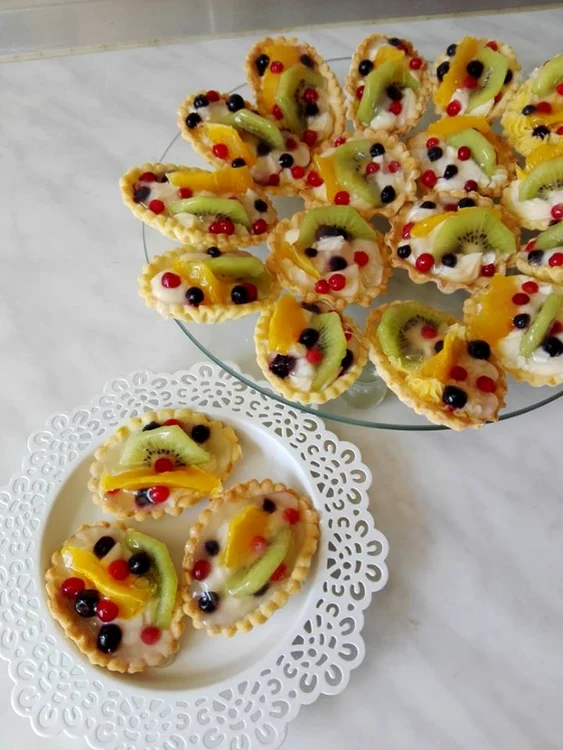 
    Mini tarte cu fructe şi cremă de vanilie   