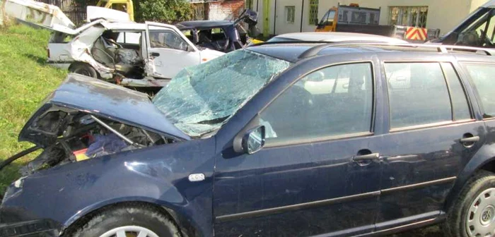 Aşa arată maşina în care se aflau cei trei poliţişti. Foto Adevărul