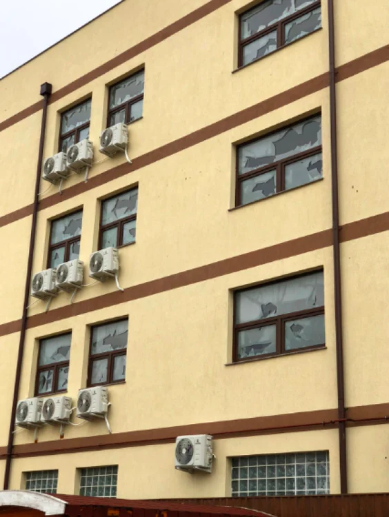 Gridina a spart geamuriile blocurilor noi din Mamaia Nord-Năvodari Foto A.V.