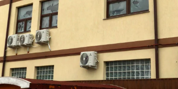 Grindina a făcut prăpăd la Năvodari - geamuri sparte blocuri noi din Mamaia Nord afectate de ploaia torenţială vijelie Foto AV