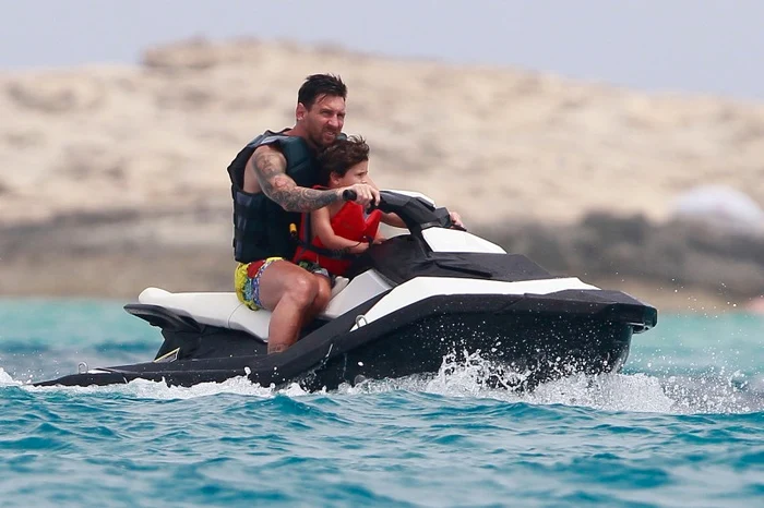 
    Messi s-a plibat cu ski-jet-ul în FormenteraFoto: Profimedia  