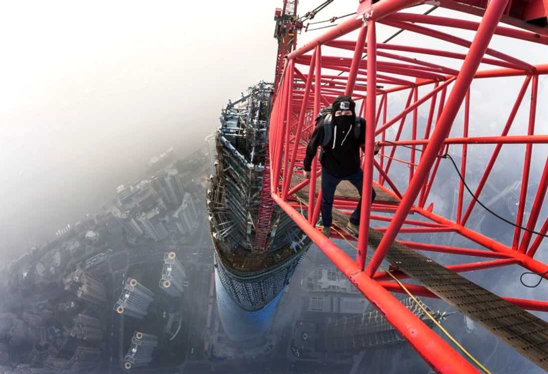 
    Raskalov şi Makhorov au escaladat Shanghai Tower în timpul nopţii, pentru a nu observaţi de gardieni (Foto: Caters)  
