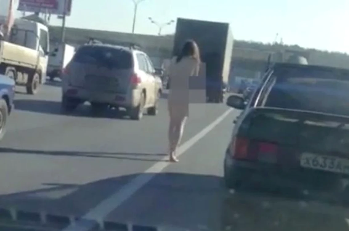 
    O femeie a mers dezbăcată pe o șosea intens circulată din MoscovaFoto: captură video  