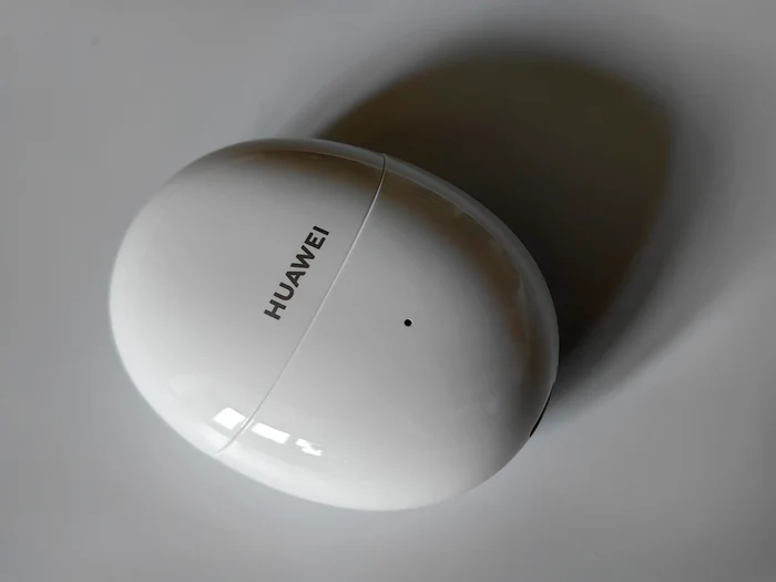 Carcasa căștilor HUAWEI FreeBuds 5, varianta Ceramic White. 