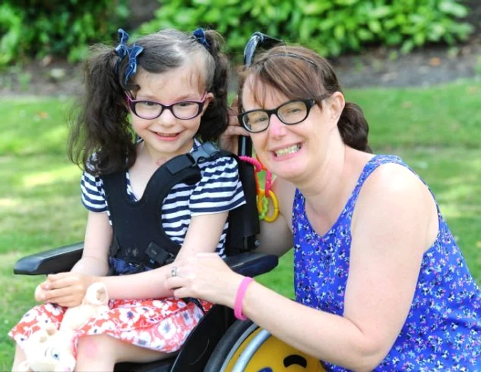 Alice, alături de mama ei, care face tot posibilul pentru ca fetiţa să nu aibă probleme