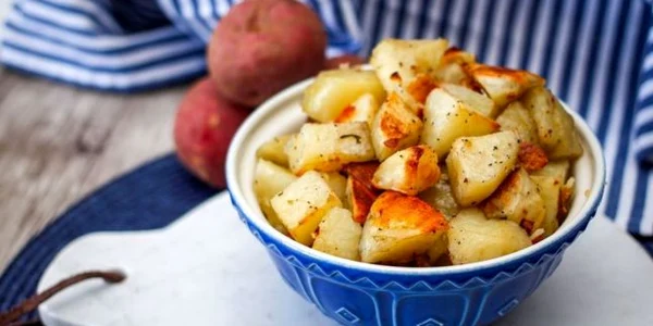 Ce pui lângă friptură? Încearcă cea mai delicioasă reţetă de cartofi cu usturoi