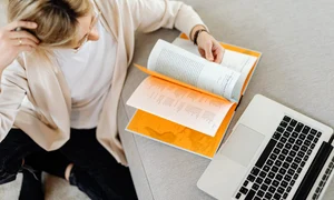 Care sunt cele mai eficiente vitamine pentru oboseala cronică în 2026 (femeie care verifica un dosar, laptop, job) jpg