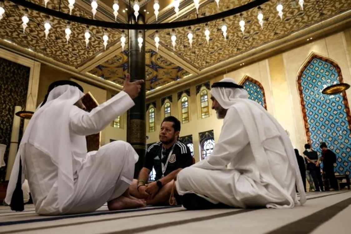 Fanii sunt poftiți în moschee pentru a descoperi islamul.