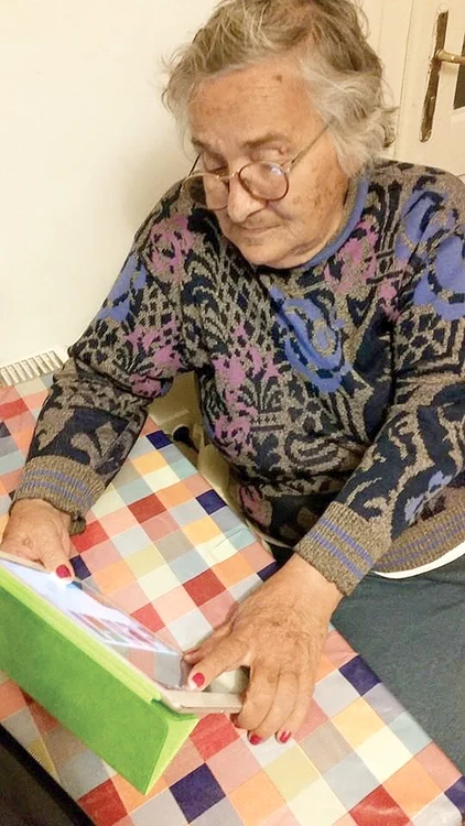 
    Cazul bătrânei moarte de frig după ce a fost externată  în pijamale şi papuci a revoltat o ţară întreagă   