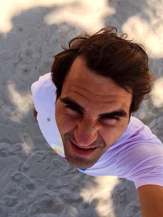 Roger Federer si-a facut singur poza pe nisip, la Dubai