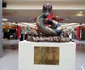 O statuie imensă, reprezentând simbolul anului, a fost montată la sfârșitul săptămânii trecute