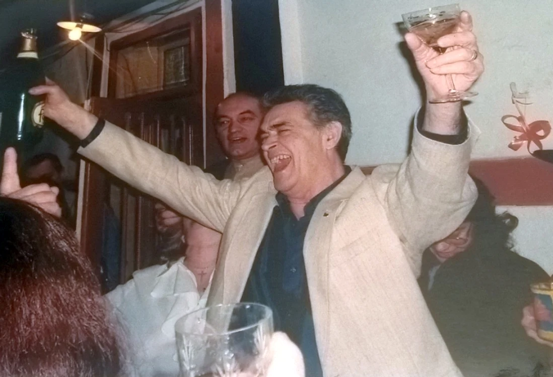 
    Iurie Darie petrecea cu prietenii până dimineaţăFoto: Beatrice Filip  