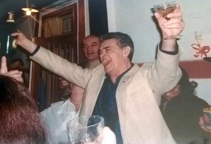 
    Iurie Darie petrecea cu prietenii până dimineaţăFoto: Beatrice Filip  