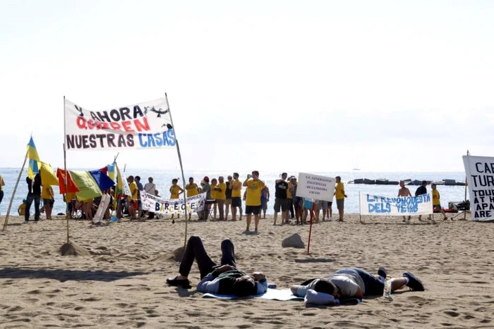 Protest anti-turism pe o plaja din Barcelona FOTO Twitter @seguimosviaje